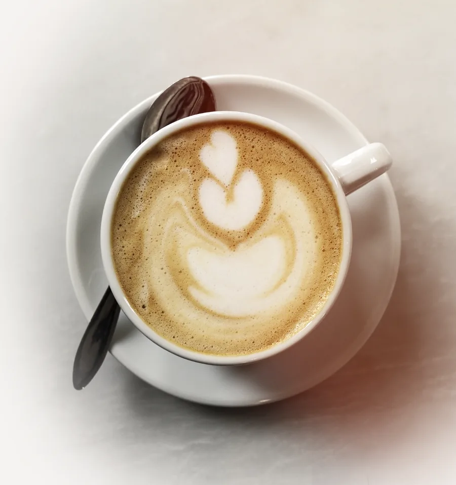 Taza de capuchino con un corazón dibujado en la espuma