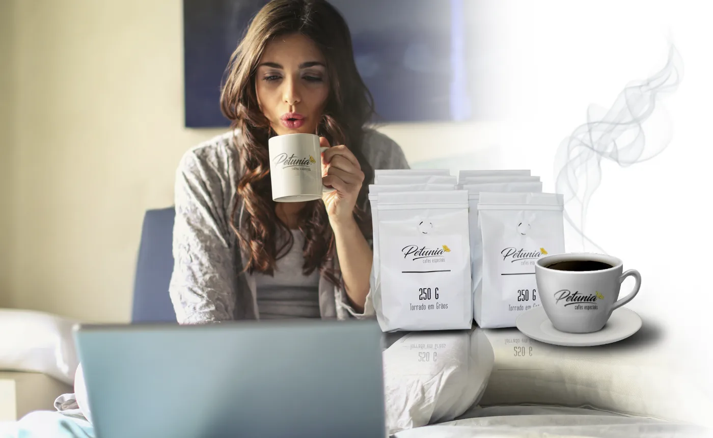 Mujer tomando café Petunia por la mañana, con paquetes de café al lado